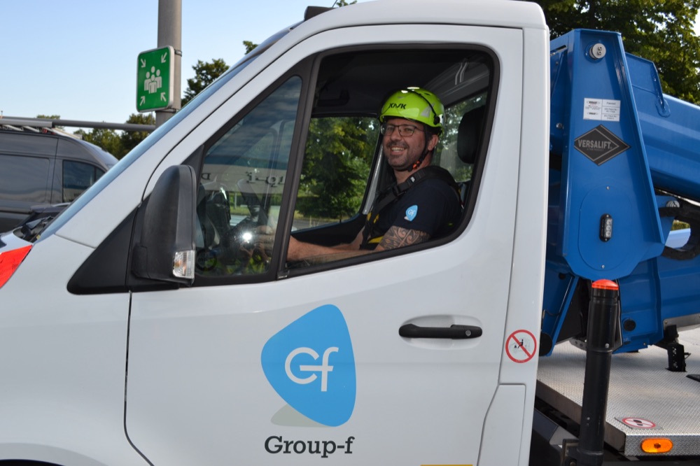 Instructeur geeft uitleg bij de machine